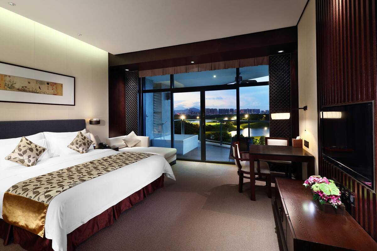 premium bedding, minibar, in-room safe, desk