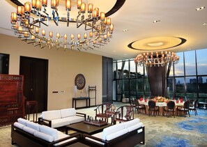 3 restauranter, frokost, lunsj og middag serveres, kinesiske retter