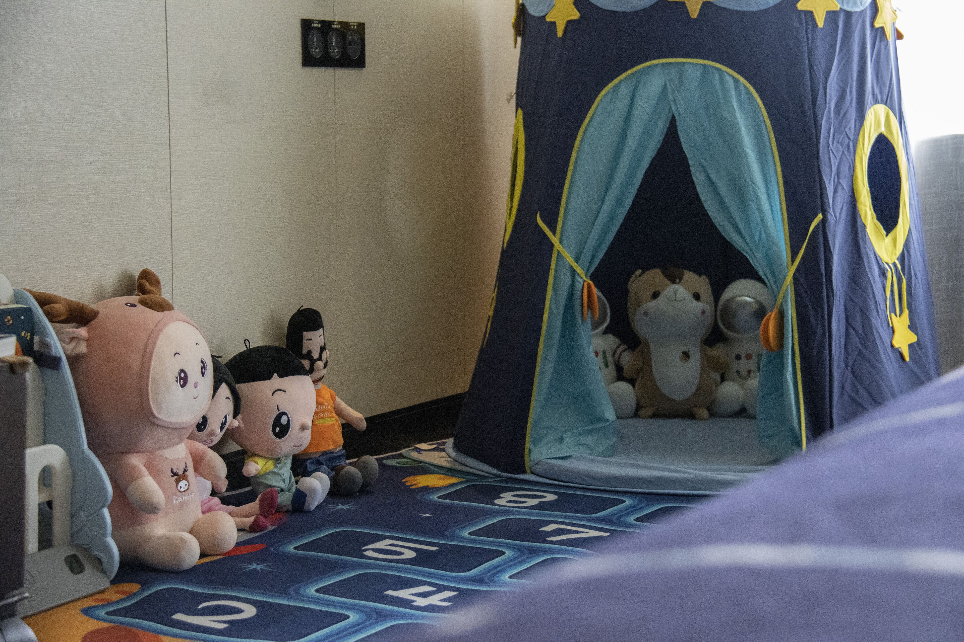 family room | premium bedding, minibar, in-room safe, desk