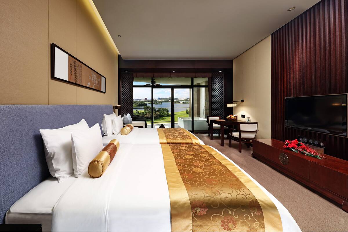 Deluxe Twin Room | 1 bedroom, premium bedding, down comforters, minibar