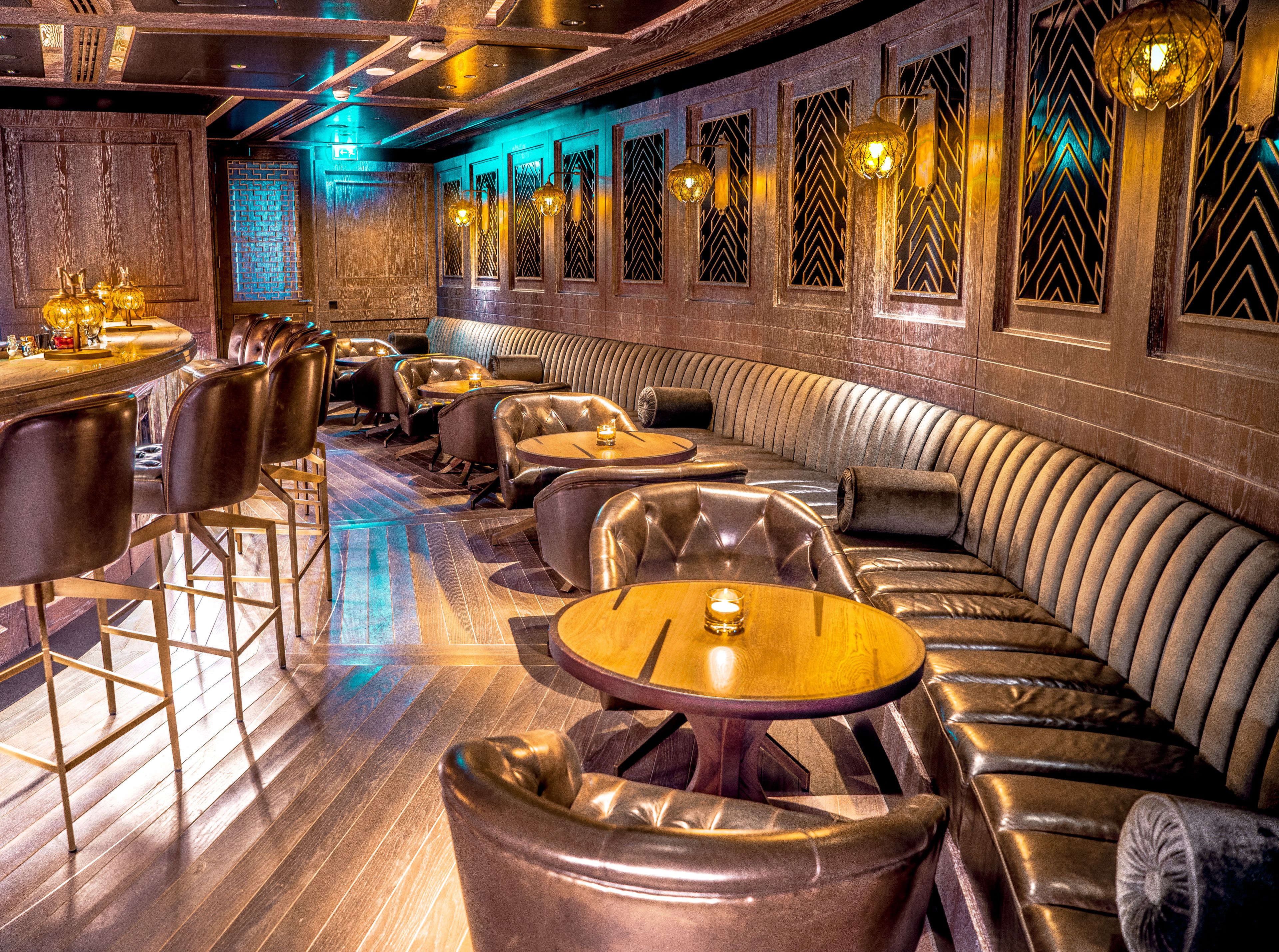 2 bars/lounges, cocktail bar, rooftop bar