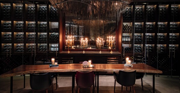 5 restaurants; breakfast, lunch, dinner, and brunch served