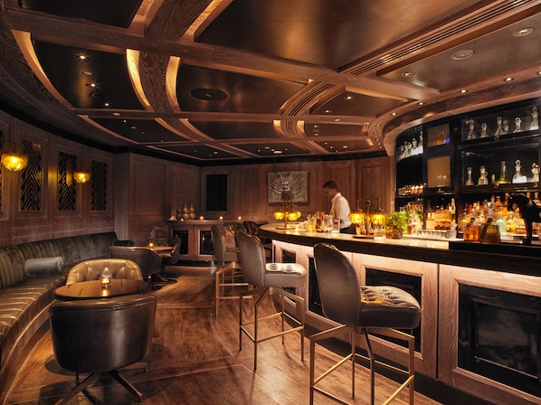 2 bars/lounges, cocktail bar, rooftop bar