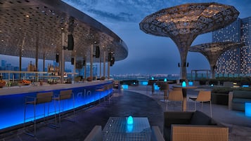 Quầy bar bên hồ bơi