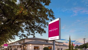 A Mercure hotel with a reception area, a well-maintained garden, and a modern building facade. - Mercure Wagga Wagga (Wagga Wagga)