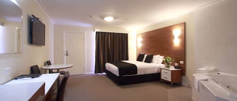 Deluxe Room, 1 Queen Bed, Jetted Tub | Jetted bathtub