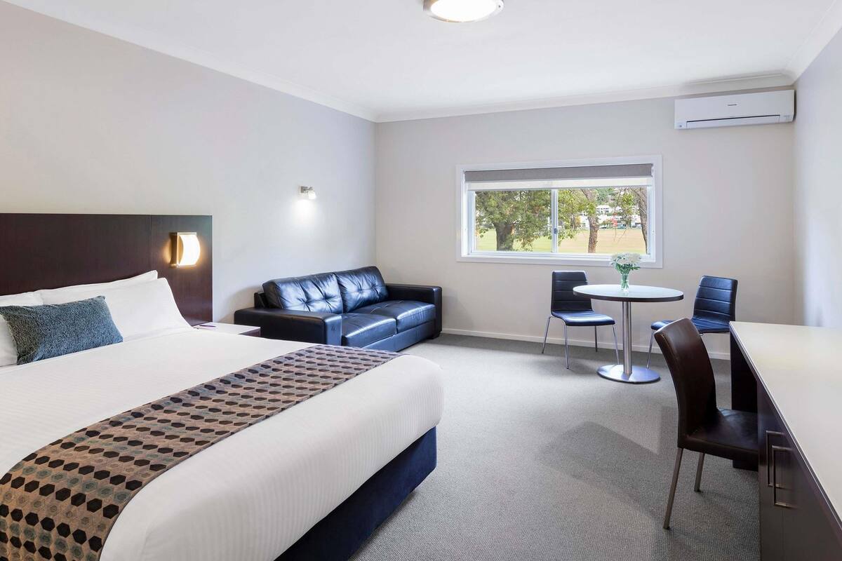 Superior Room, 1 Queen Bed | Pillow-top beds, minibar, in-room safe, desk