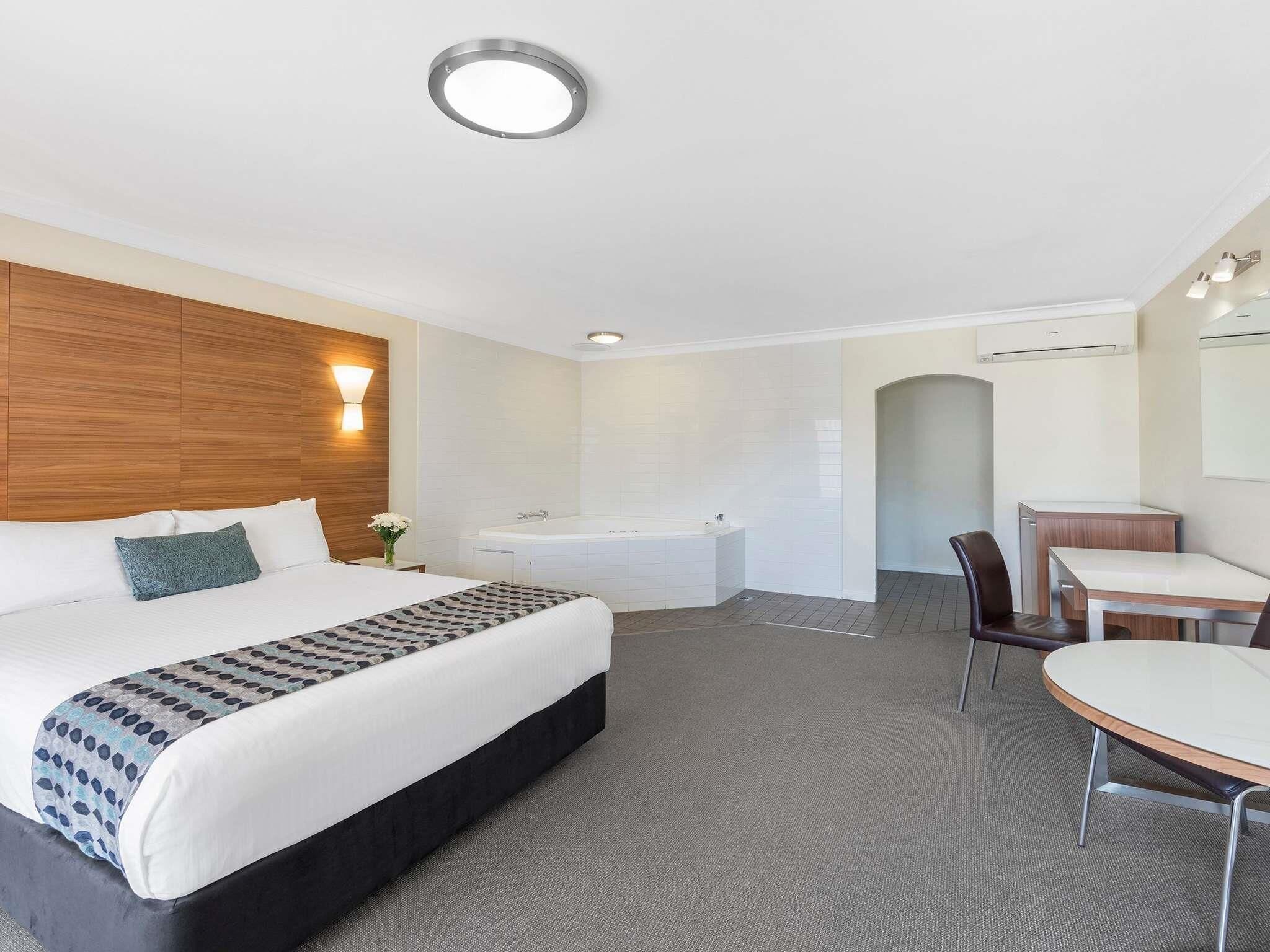 Deluxe Room, 1 Queen Bed, Jetted Tub | Pillow-top beds, minibar, in-room safe, desk