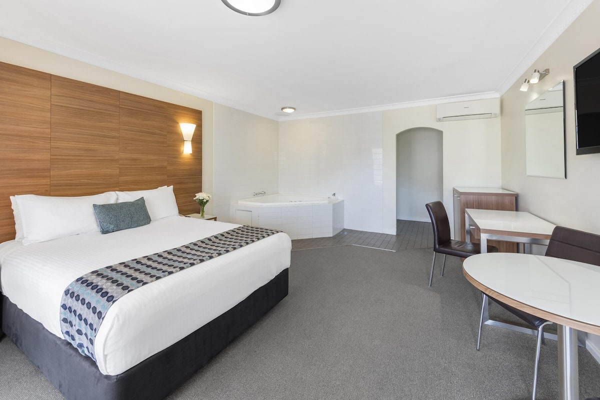 Deluxe Room, 1 Queen Bed, Jetted Tub