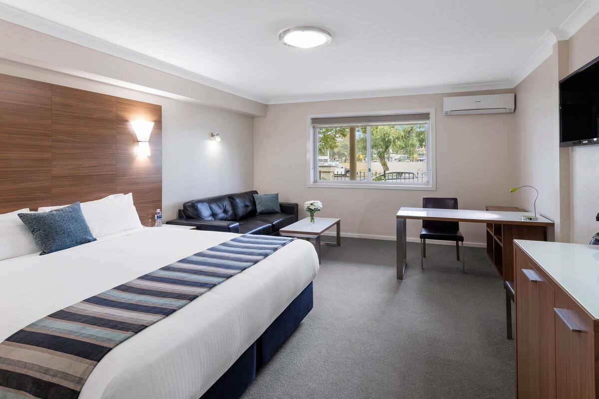 Privilege, Room, 1 King Bed | Pillow-top beds, minibar, in-room safe, desk