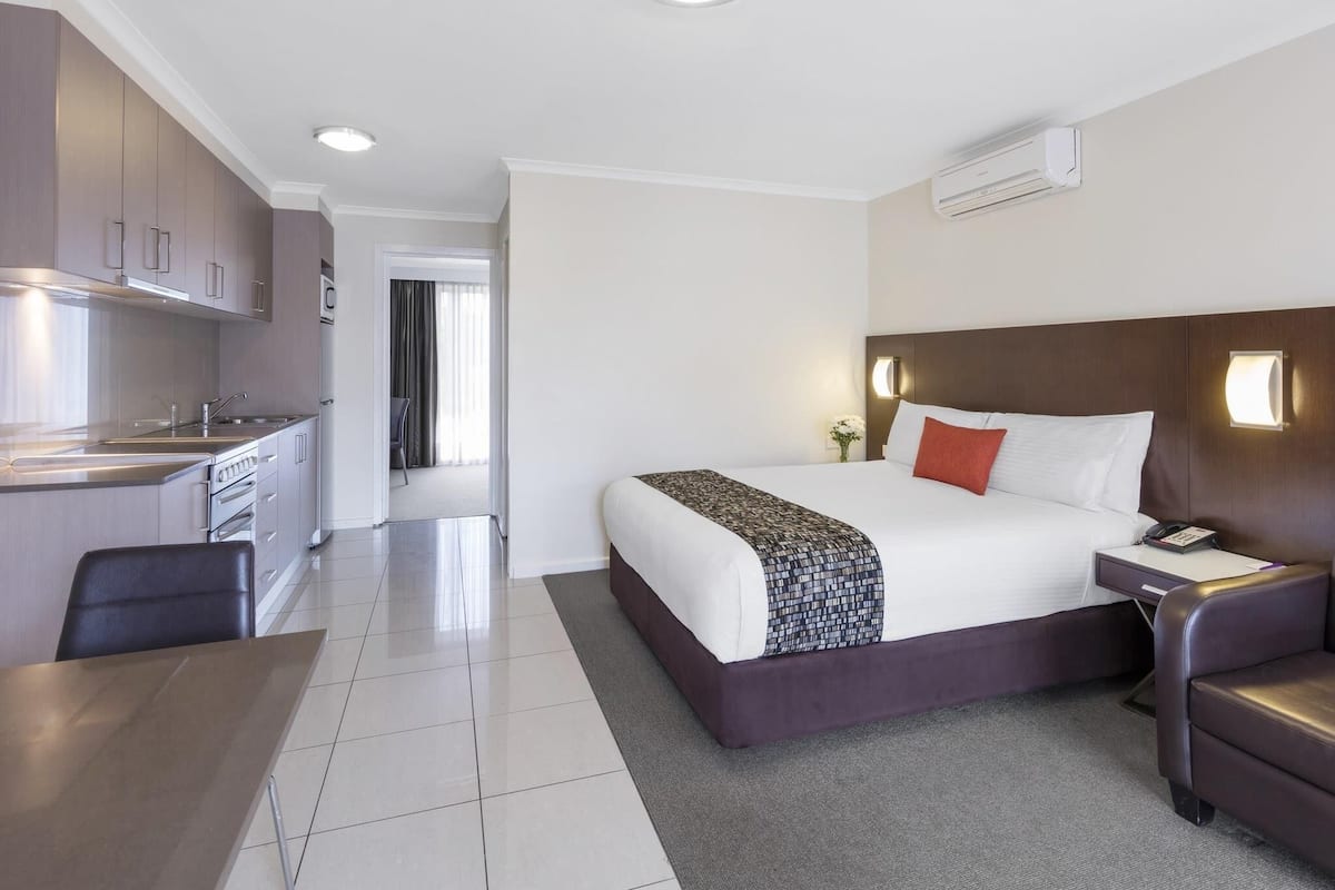 Studio, 1 Double Bed | Pillowtop beds, minibar, in-room safe, desk