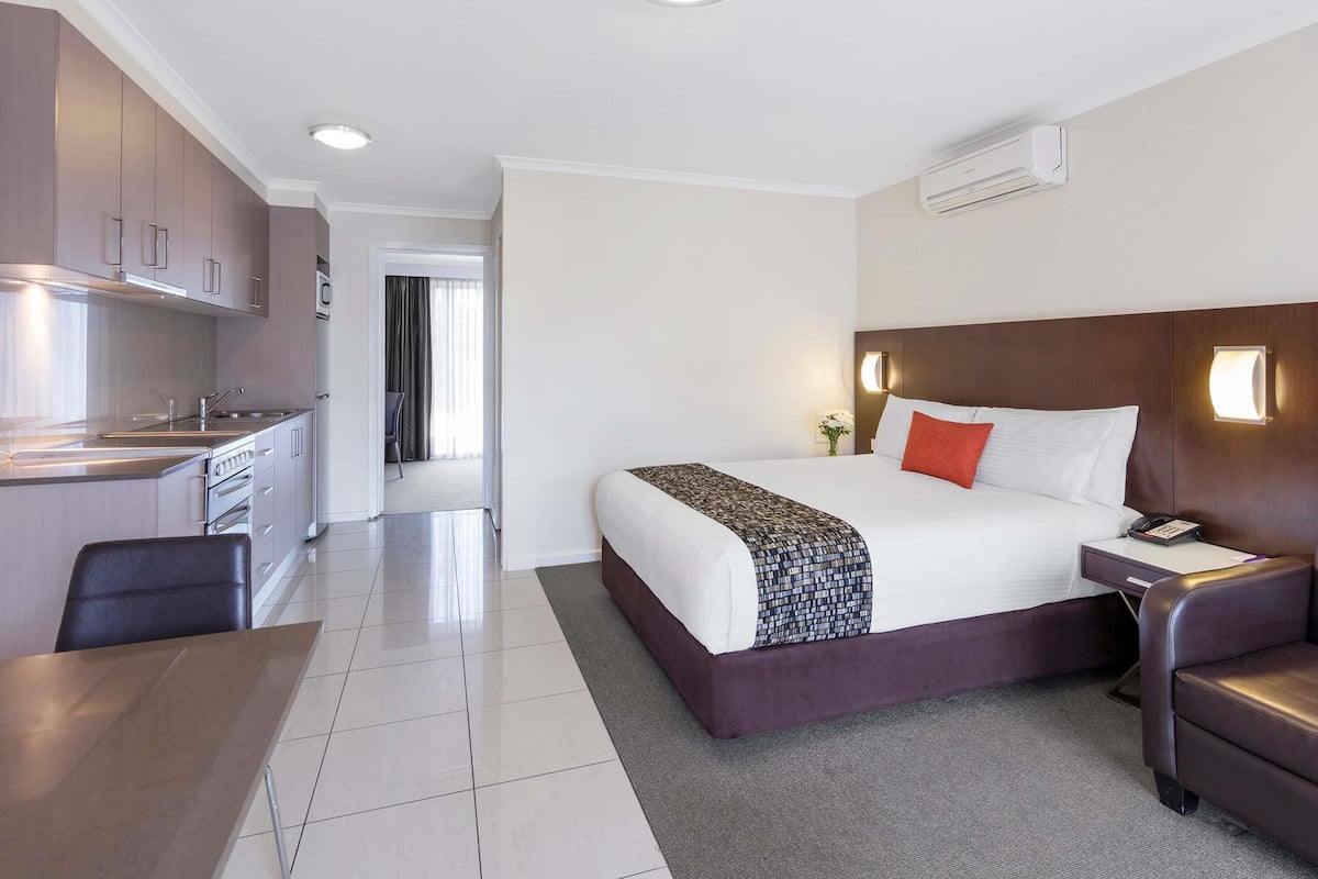 Estudi, 1 llit doble | Matalassos amb encoixinament addicional i minibar