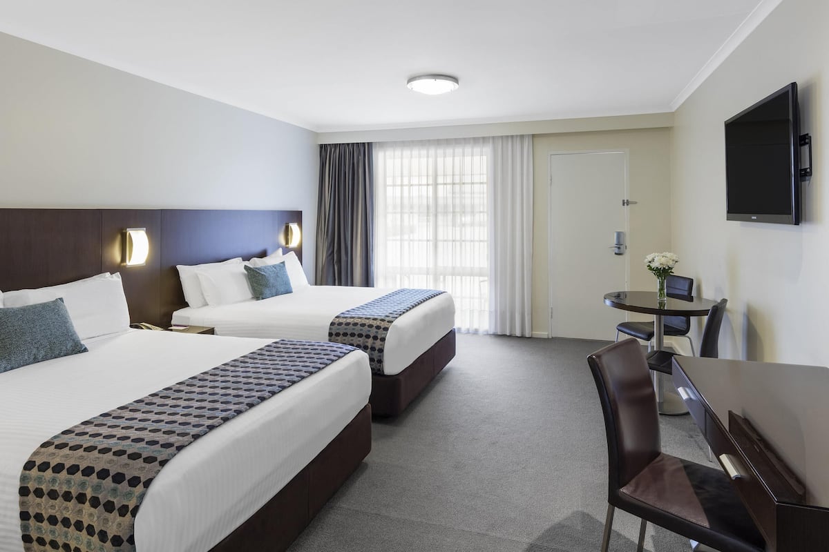 Colchones con pillow-top, minibar y caja de seguridad en la habitación