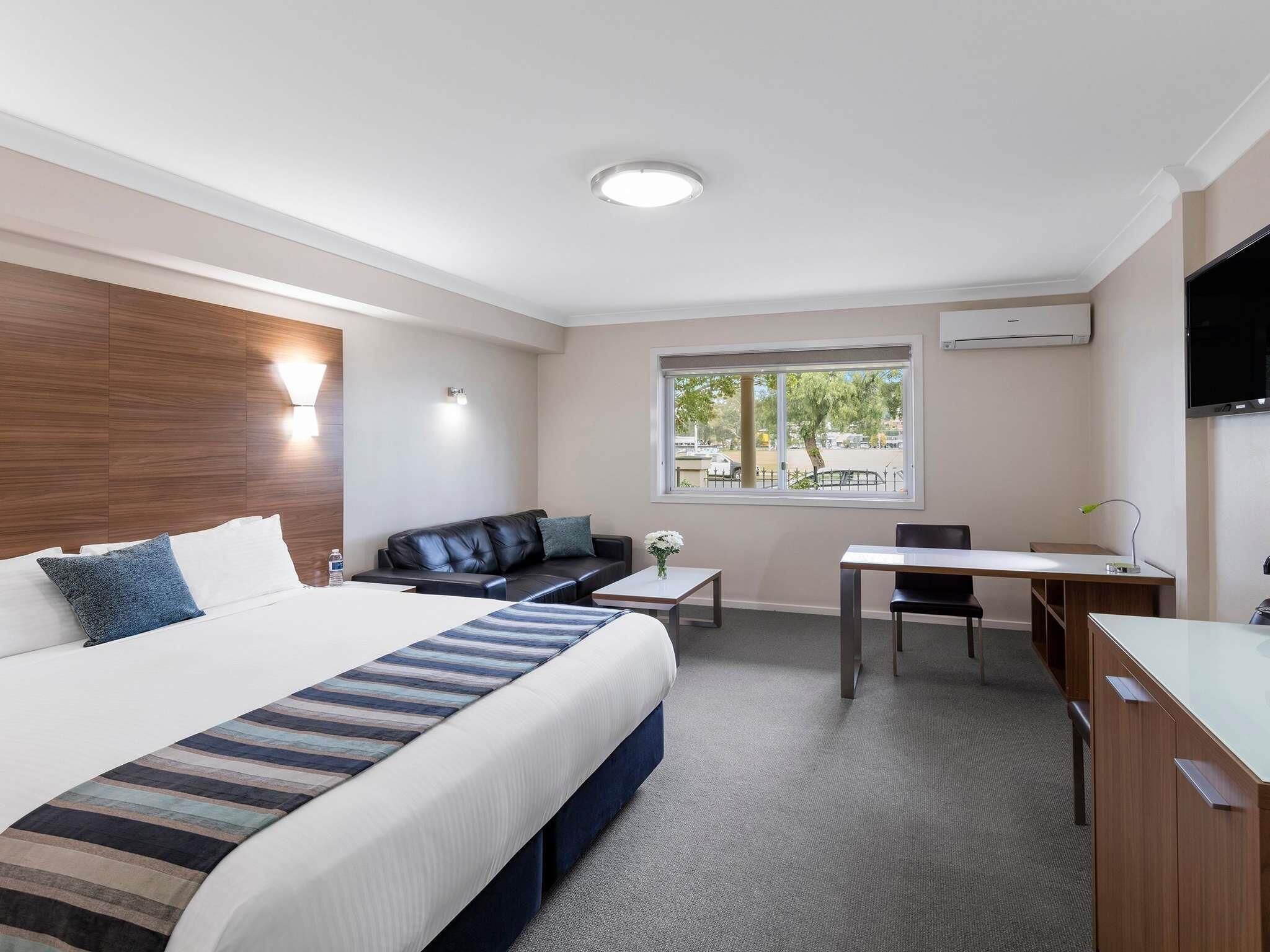 Privilege, Room, 1 King Bed | Pillow-top beds, minibar, in-room safe, desk