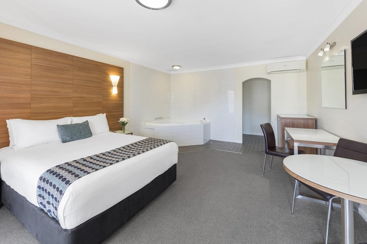 Deluxe Room, 1 Queen Bed, Jetted Tub | Pillowtop beds, minibar, in-room safe, desk