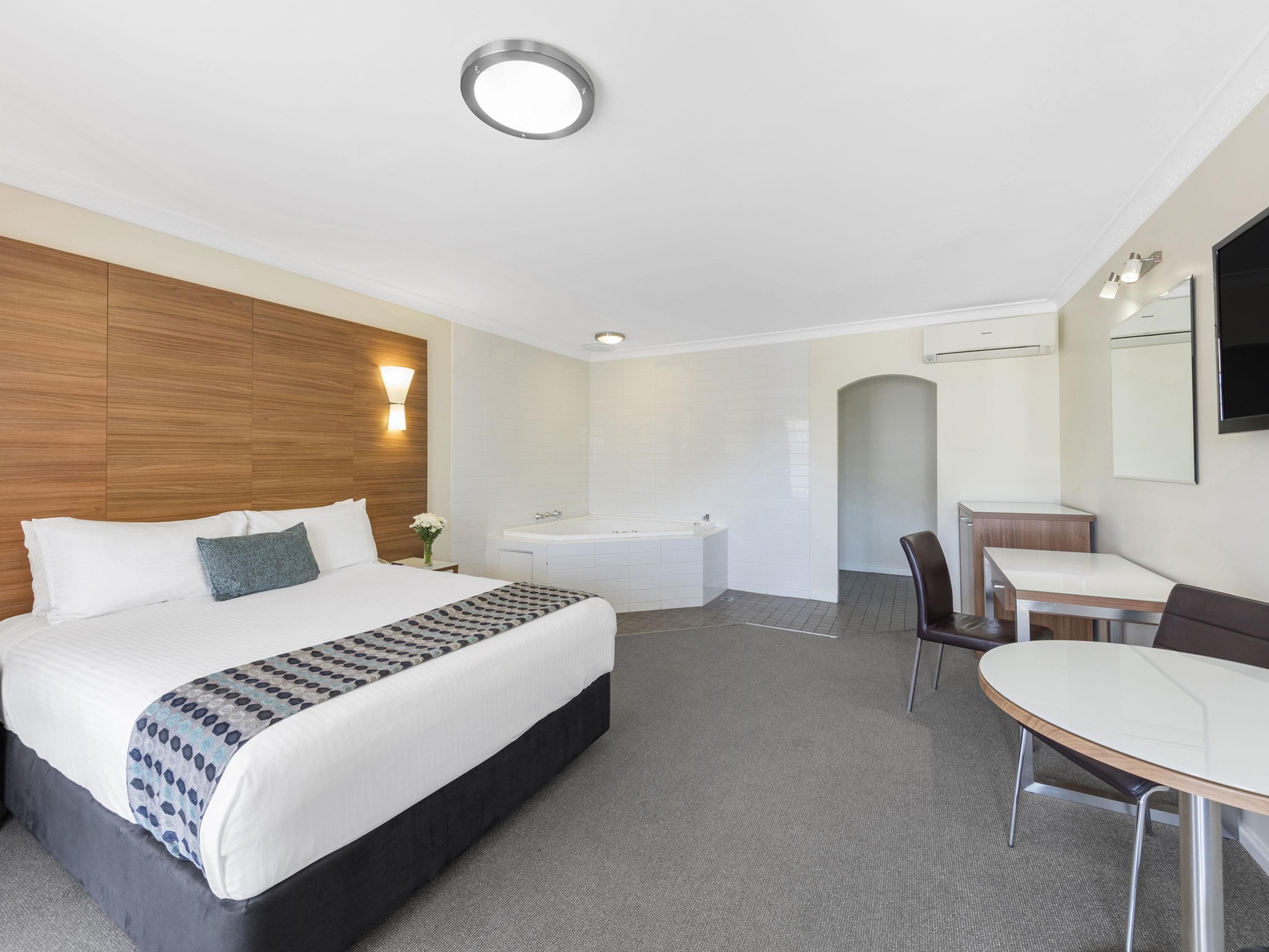 Rom – deluxe, 1 queensize-seng, massasjebadekar | Senger med overmadrass, minibar, safe på rommet og skrivebord