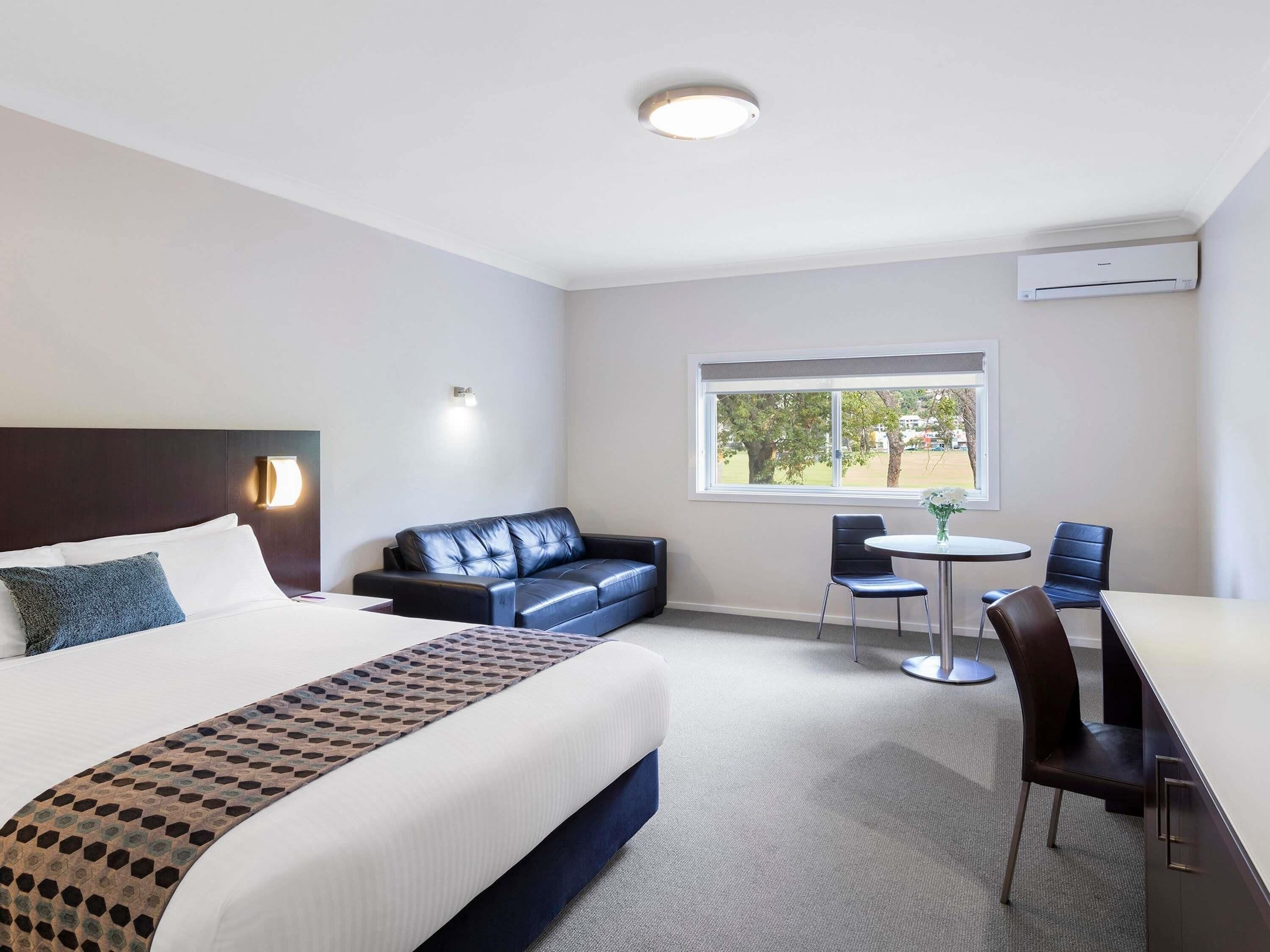 Superior Room, 1 Queen Bed | Pillow-top beds, minibar, in-room safe, desk