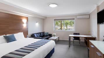 Privilege, Room, 1 King Bed | Pillow-top beds, minibar, in-room safe, desk
