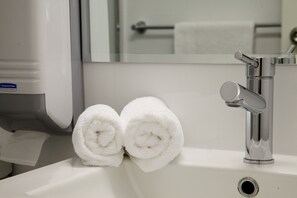 Shower, eco-friendly toiletries, hair dryer, towels - Mercure Wagga Wagga (Wagga Wagga)