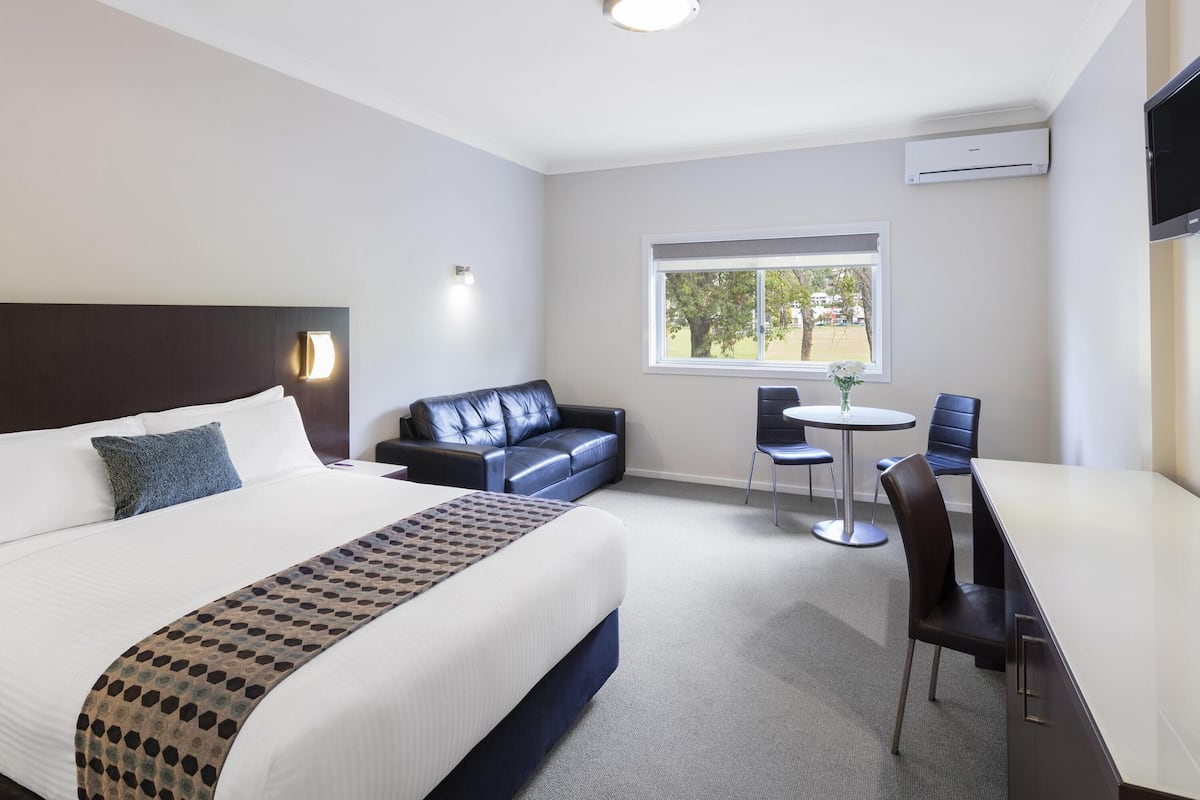 Habitació superior, 1 llit de matrimoni | Matalassos amb encoixinament addicional i minibar