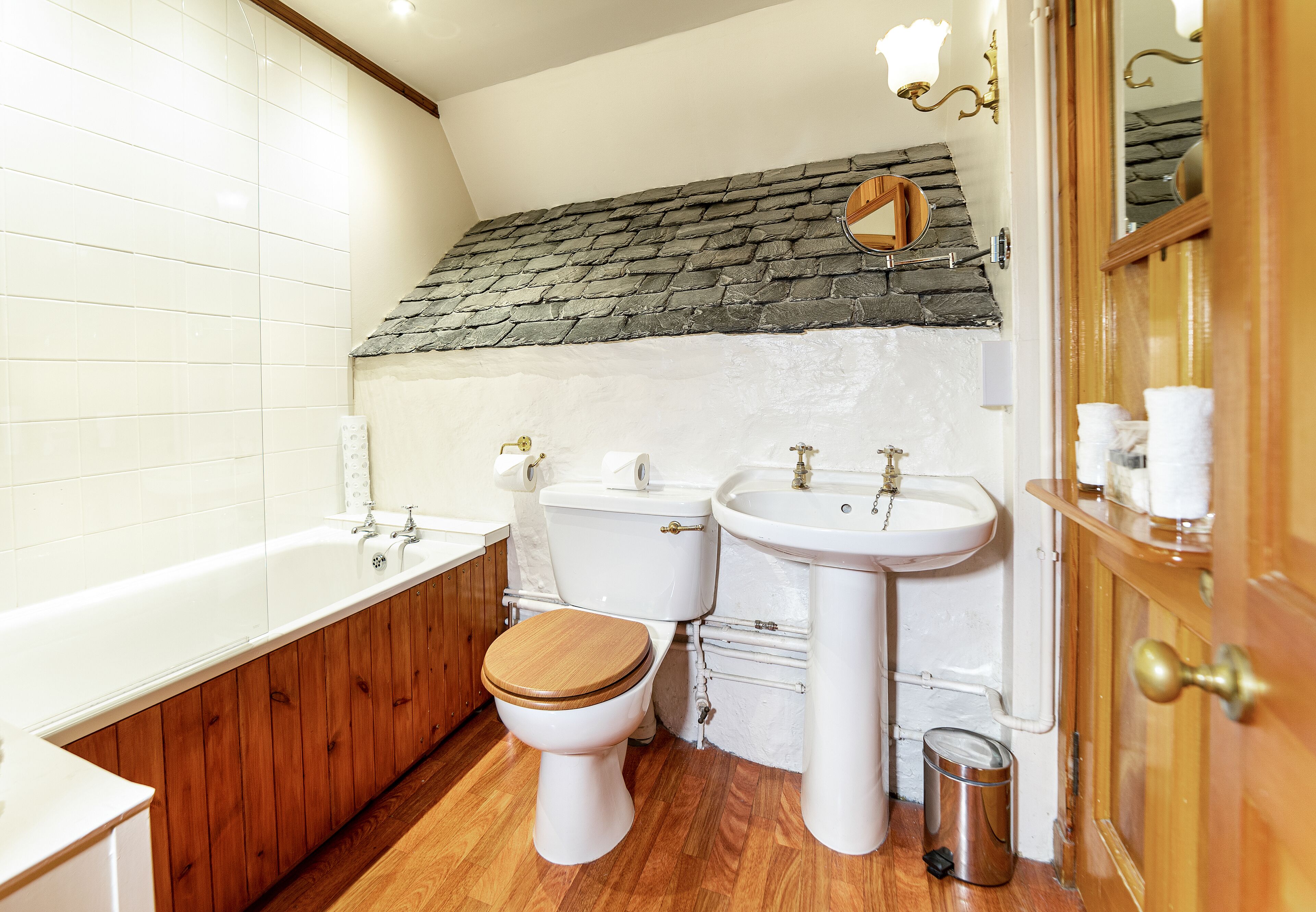 standard double room | bathroom | free toiletries, hair dryer, bathrobes, towels