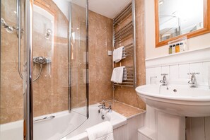 Classic Twin Room | Bathroom | Free toiletries, hair dryer, bathrobes, towels