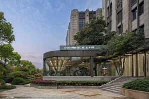 Minibar, in-room safe, cribs/infant beds, alarm clocks