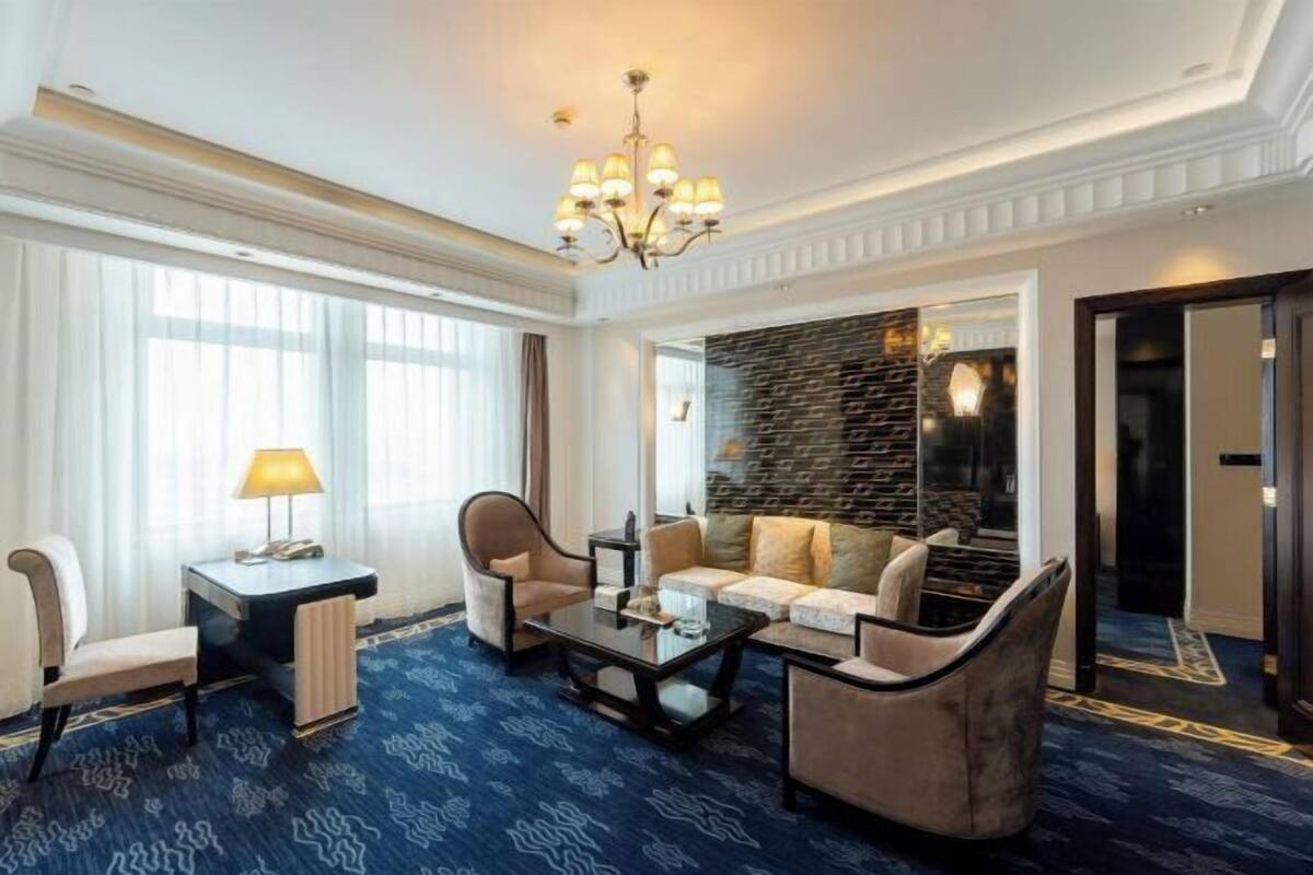 Frigobar, cofres nos quartos, berços, despertadores