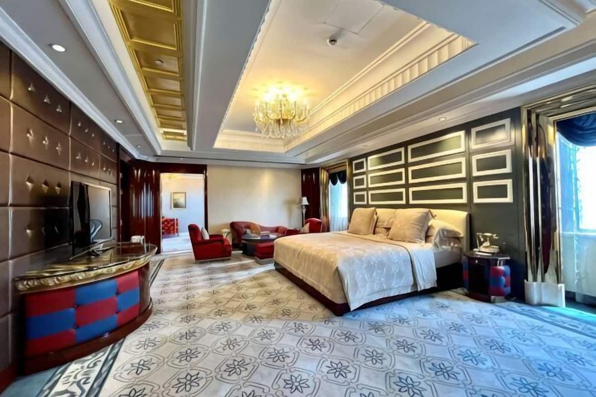 Frigobar, cofres nos quartos, berços, despertadores