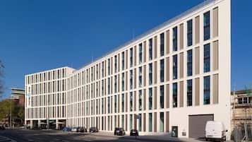 Un edificio moderno con fachada simétrica, varias ventanas y techo plano.
