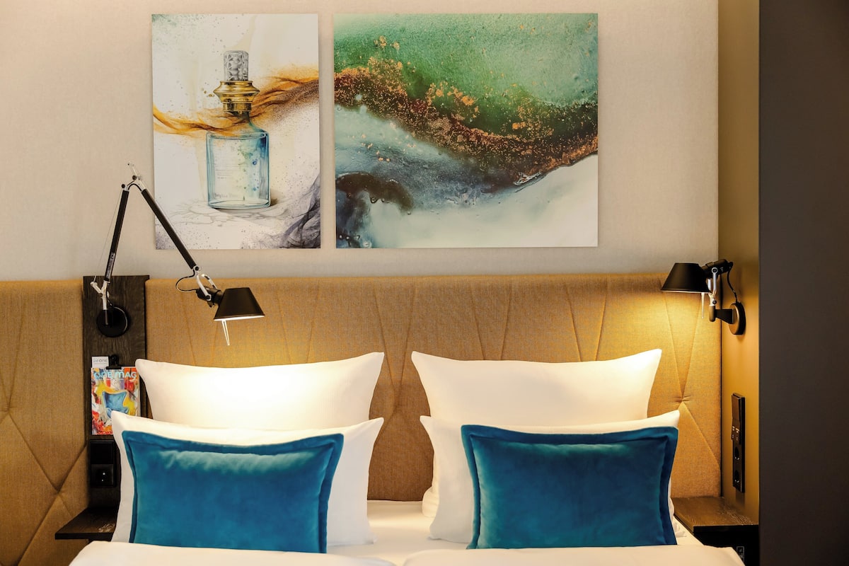 Standard Room, 1 King Bed | Desk, soundproofing, free WiFi, bed sheets