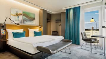 Desk, soundproofing, free WiFi, bed sheets