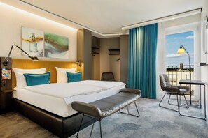 Desk, soundproofing, free WiFi, bed sheets