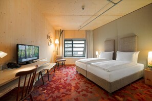 ملاءات للفراش لا تسبب الحساسية وخزنة داخل الغرفة ومكتب وستائر تعتيم