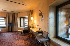 ملاءات للفراش لا تسبب الحساسية وخزنة داخل الغرفة ومكتب وستائر تعتيم