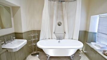 Superior-Zimmer, 1 King-Bett | Badezimmer | Kostenlose Toilettenartikel, Haartrockner, Handtücher