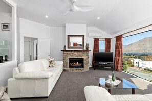 Casa Deluxe, vistas al lago | Zona de estar | Una televisión LCD, libros, una videoteca