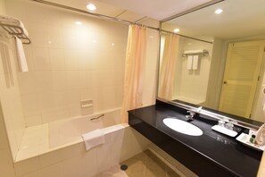 Deluxe Room | Bilik Mandi | Gabungan pancuran/tab mandi, kelengkapan dandanan diri percuma, selipar 
