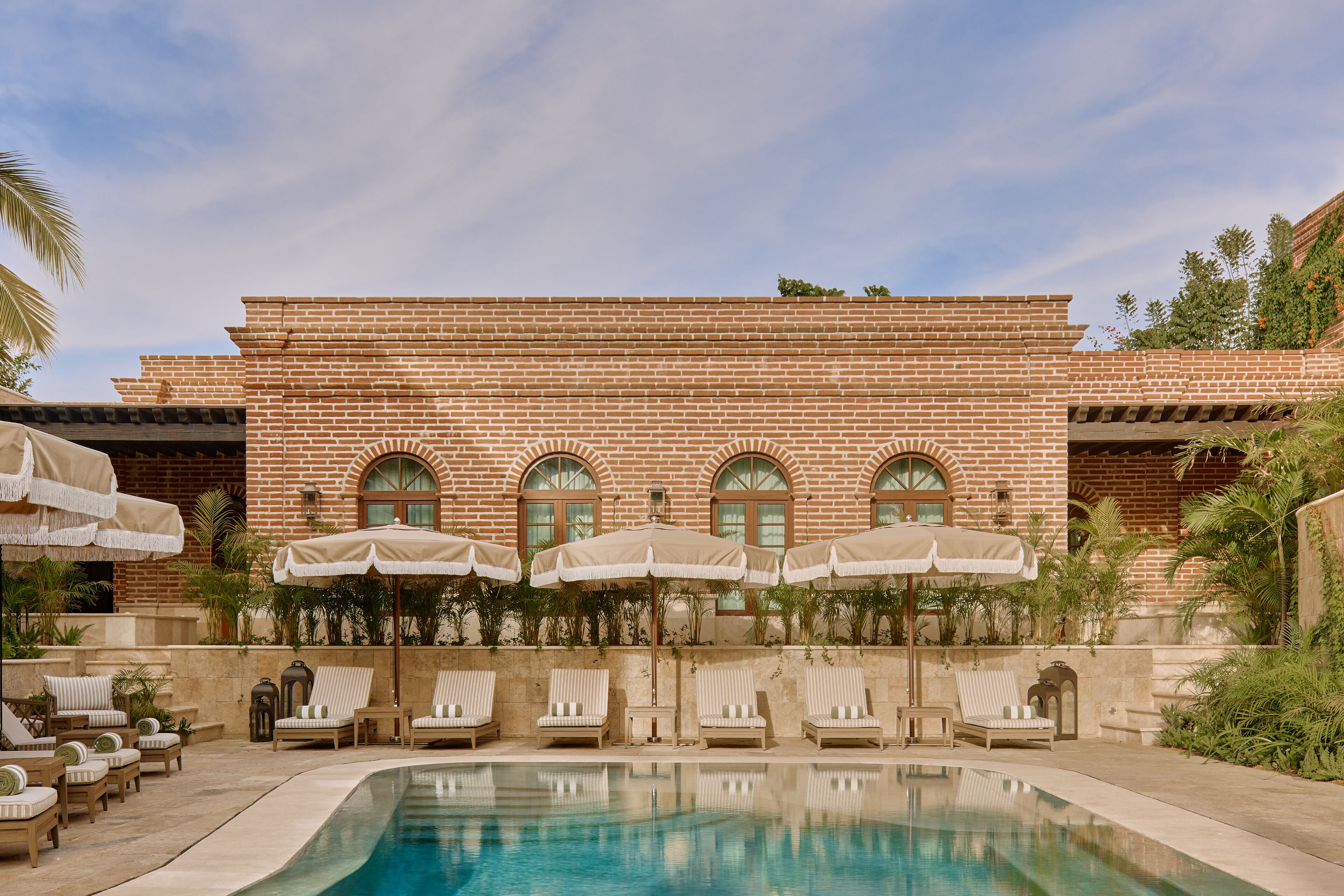 حمّام سباحة خارجي، مظلات على حمّام السباحة، مقاعد للتشمس