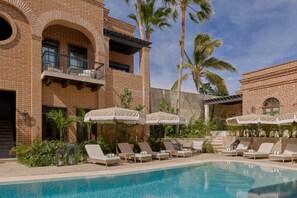 Outdoor pool, pool umbrellas, sun loungers - Todos Santos Boutique Hotel (Todos Santos)