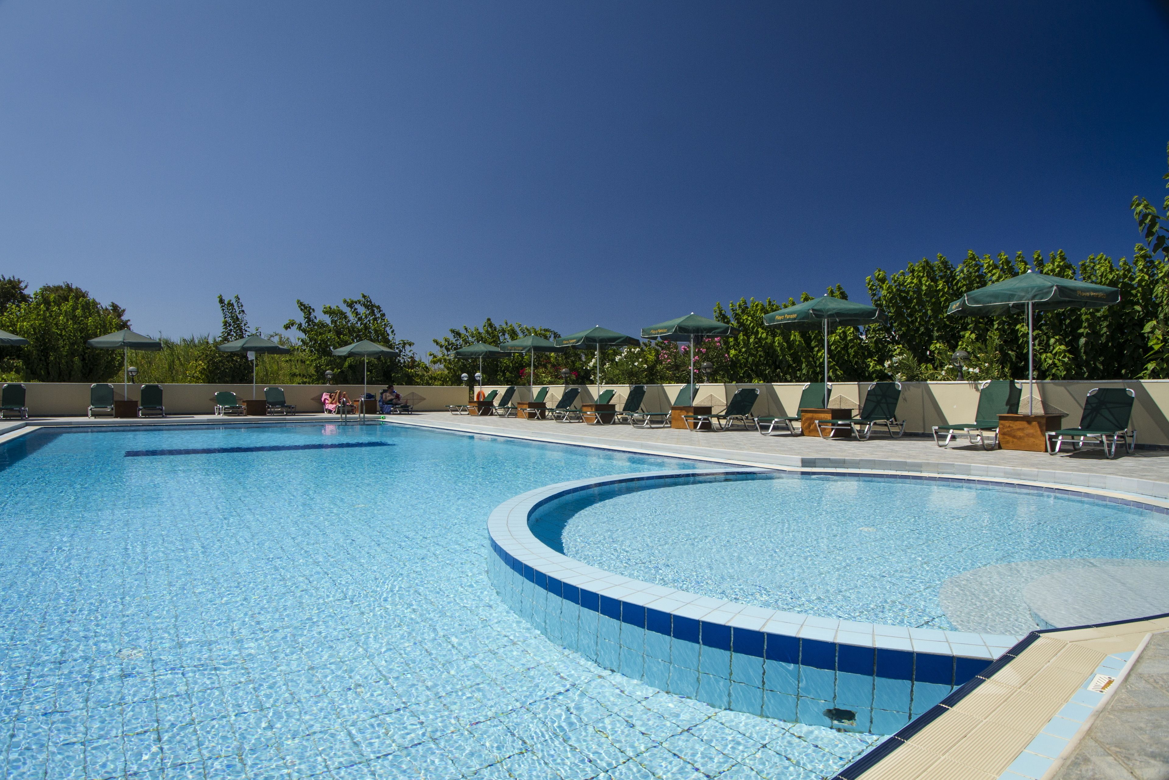 Piscine extérieure, parasols de plage, chaises longues