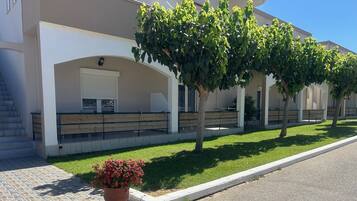 Double or Twin Room Ground Level | Terraza o patio