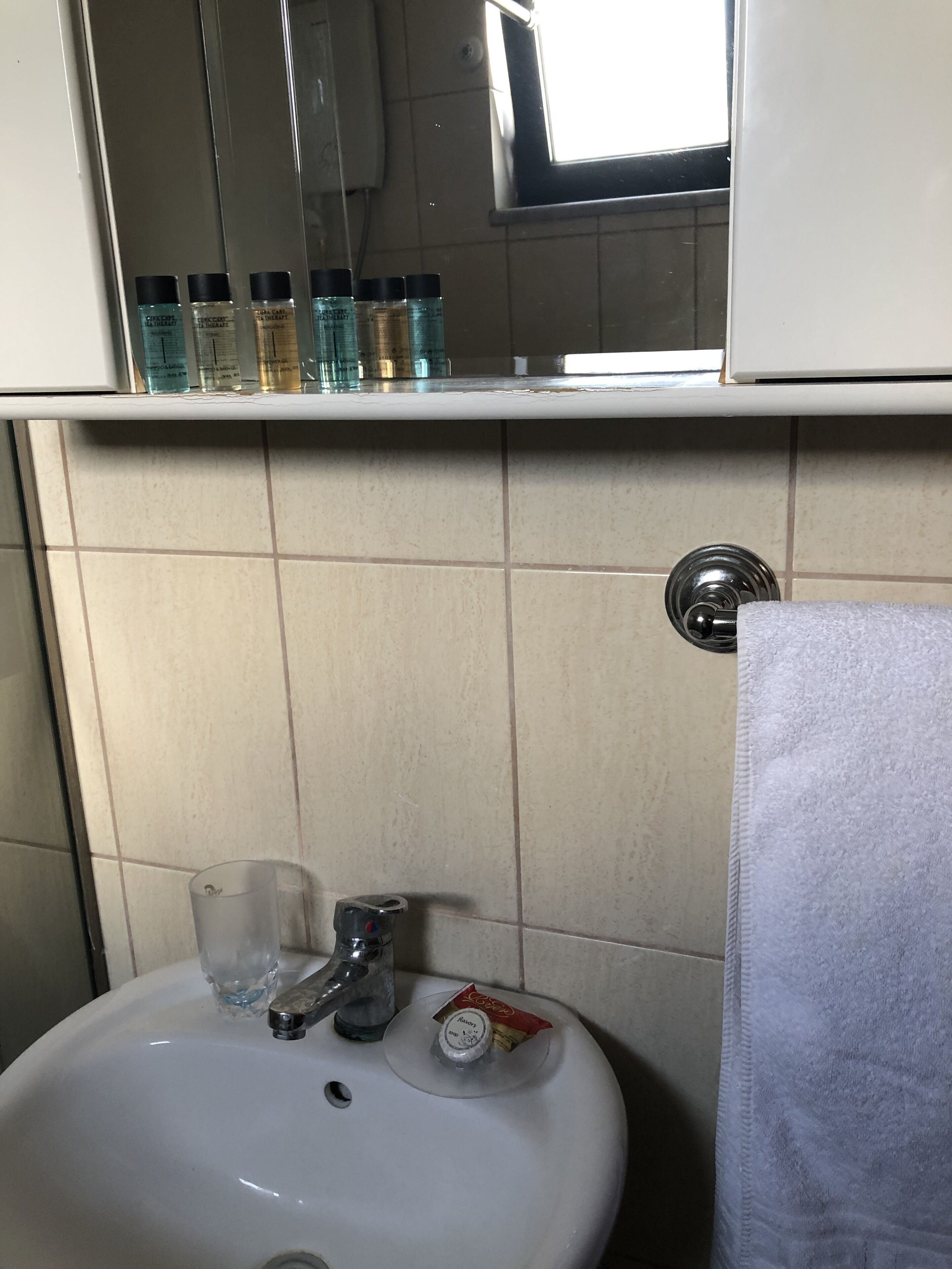 two-bedroom apartment sea view | bathroom | shower, towels