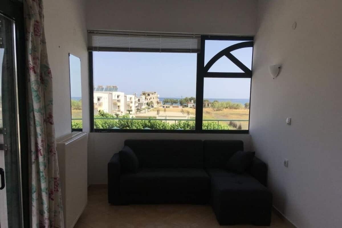 Two-Bedroom Apartment Sea View | Área de sala de estar | Televisión