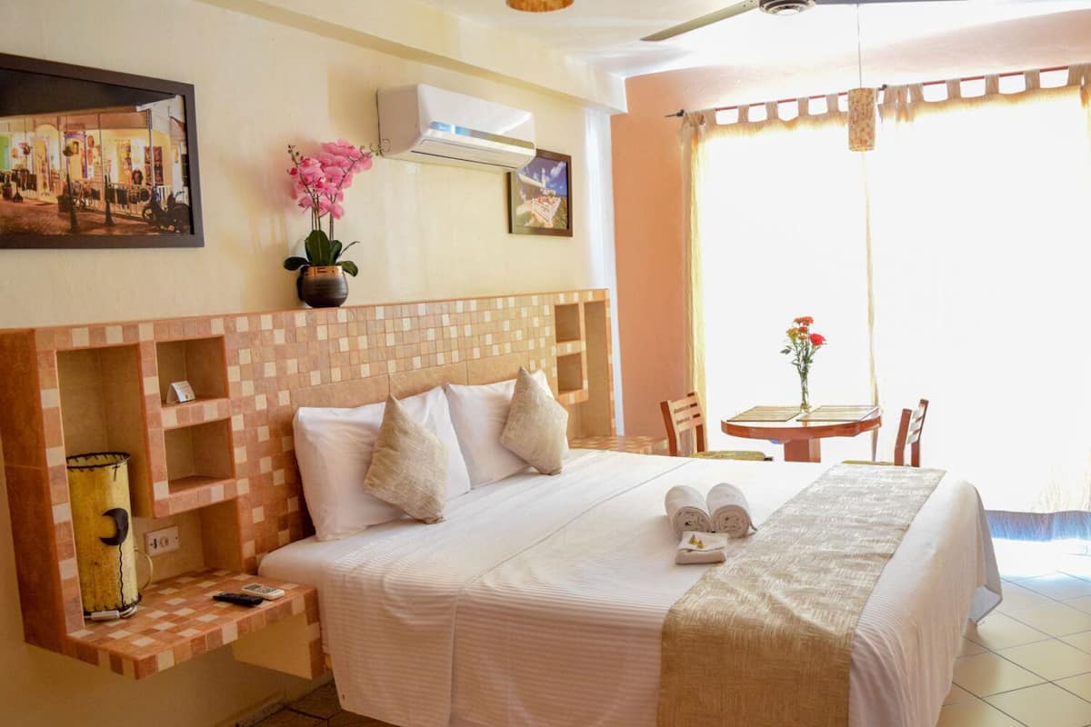 Doppia Comfort, 1 letto king, vista città | Una cassaforte in camera, Wi-Fi gratuito, lenzuola