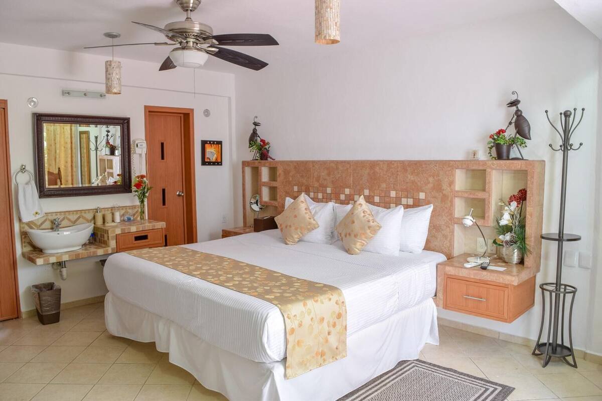 In-room safe, WiFi (free), bed sheets