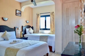 Deluxe Double Room | Bathroom | Shower, free toiletries, hair dryer - Hotel & Restaurant Bucaneros, Isla Mujeres (Isla Mujeres)