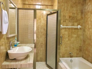 Suite Studio Junior, 2 lits doubles | Salle de bain | Douche, articles de toilette gratuits, sĂšche-cheveux