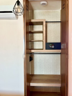 Comfort Room | In-room safe, free WiFi, bed sheets