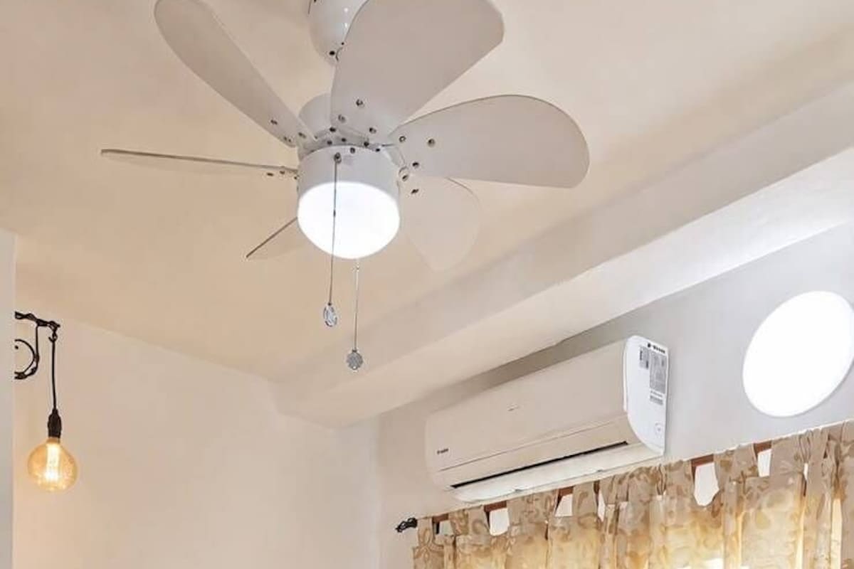 Basic Room | Peti besi dalam bilik, Wi-fi percuma, cadar katil 